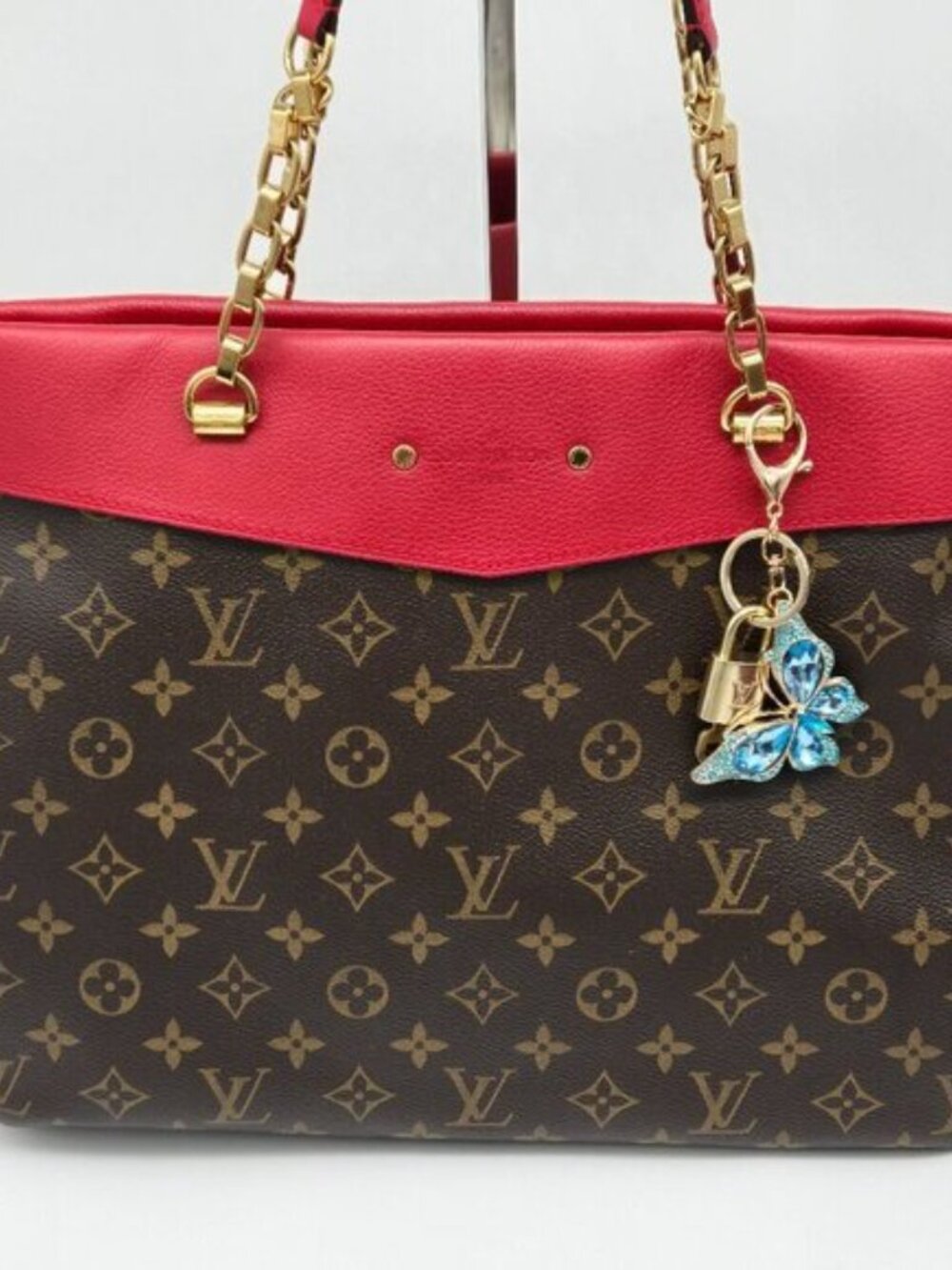 LV Gold Padlock 🔑 Authentic Louis Vuitton Charm + Unbranded Butterfly Keychain - Picture 6 of 9